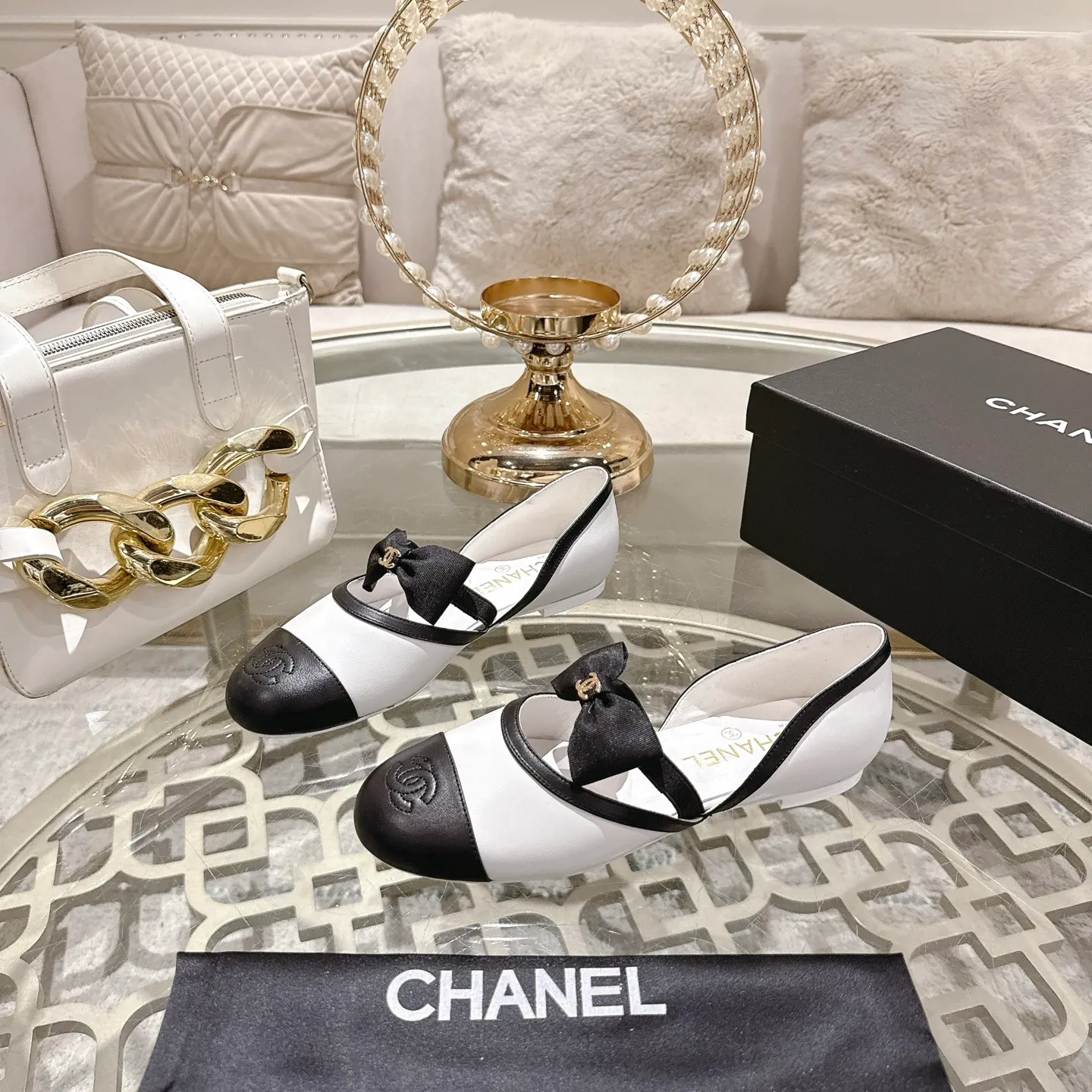 👟👟Ex-factory price 560👟👟 Leather surface [purchasing-grade quality] CHANEL Xiaoxiang 25/A new summer bow-tie shoes 💃 This pair of loafers is really breathtakingly beautiful! Made of cowhide fabric + imported mesh, every detail exudes a sense of high-end ~ classic bow design, Italian genuine leather sole, comfortable and classy on the feet, a perfect must-have for fairies!  🌟 All counters are from the same source! All materials are customized according to the original 1:1, and are developed and patterned from genuine products. The quality is absolutely assured ~ a classic that must be bought every year, a versatile artifact that looks great whether paired with skirts or jeans!  💖 The perfect finishing touch for summer outfits, sisters, just do it! 👉 Fabric: Imported sheepskin Lining: Imported sheepskin Outsole: Private molded outsole Code number: 35-40 (41 customized, non-returnable) Leather surface